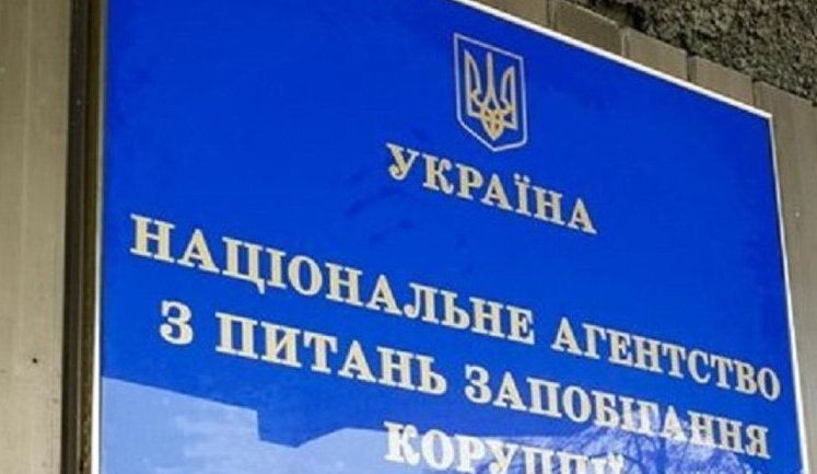 На данный момент нет информации об исках в отношении разоблачителей коррупции, закон их защищает, - НАПК