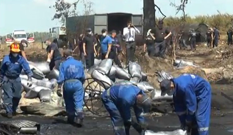 Rescuers stopped pumping oil from tank facility near Vasylkiv. VIDEO