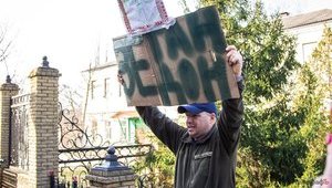Суд оштрафував мешканця Кременчука на 51 грн за порівняння Зеленського з Гандоном - французьким письменником-фантастом. ФОТО