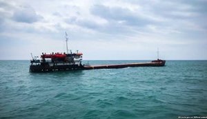 Cуховантаж BERG відбуксирували в бухту окупованої Феодосії і посадили на мілину