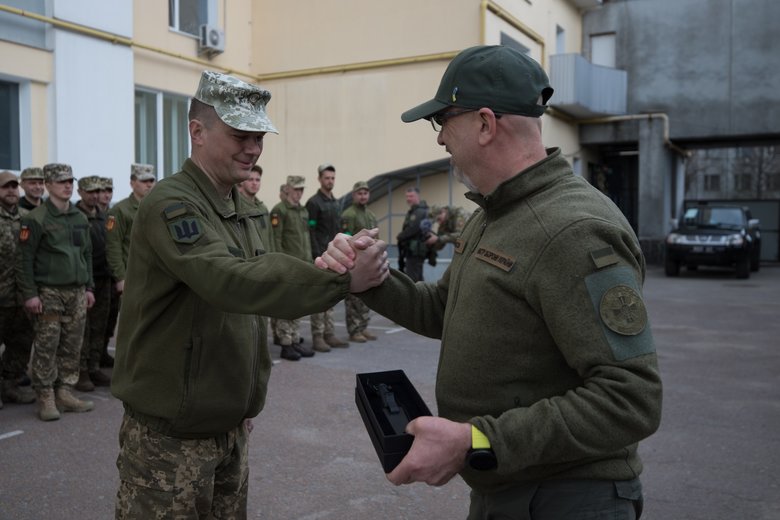 Резніков відвідав Чернігівщину та вручив нагороди захисникам 04