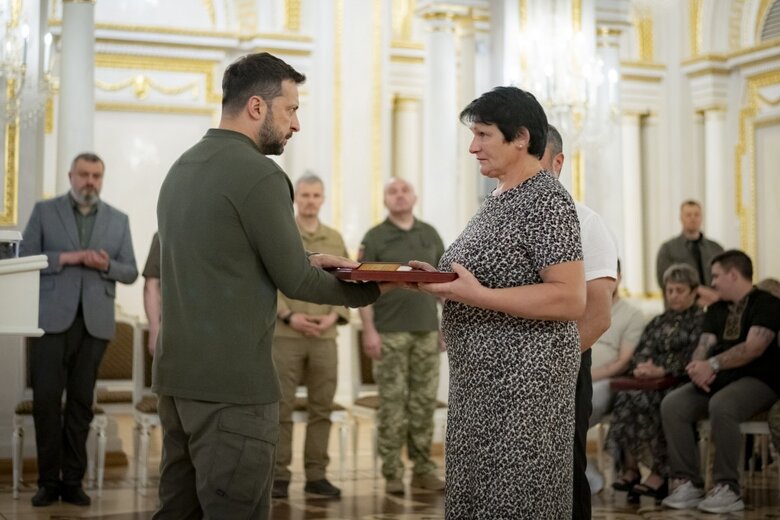 Зеленський зустрівся з рідними Героїв України