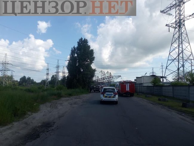 Грузовик снес электроопору на столичной Троещине 01