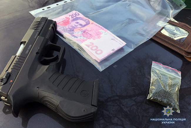 Запорожские полицейские накрыли группу вооруженных вымогателей 02