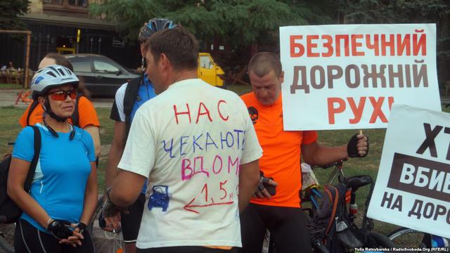Хватит нас убивать!: Велосипедисты устроили лежачий протест в центре Днепра 01 Хватит нас убивать!: Велосипедисты устроили лежачий протест в центре Днепра 01