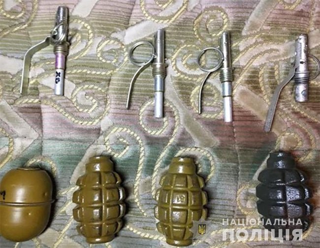 Карабин, пистолеты, гранаты, патроны: правоохранители задержали членов преступной группы вымогателей в Запорожской области 09