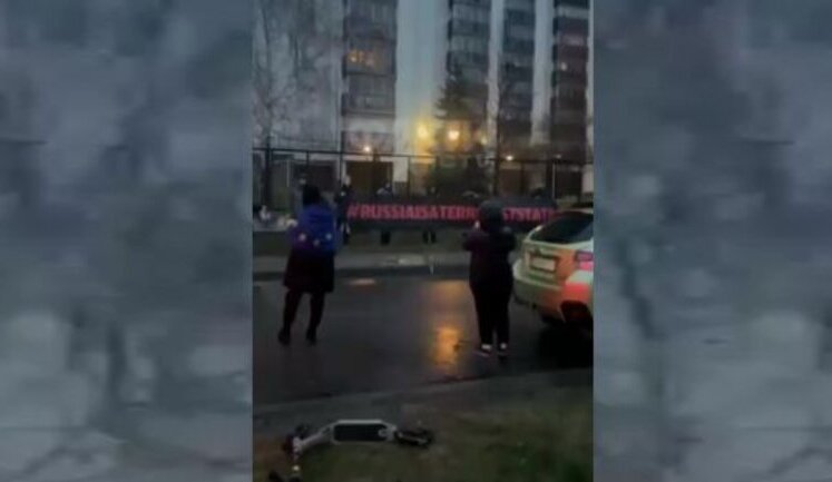 Активісти у Польщі увімкнули під російським представництвом у Варшаві тривожні сирени та звуки вибухів. ВIДЕО
