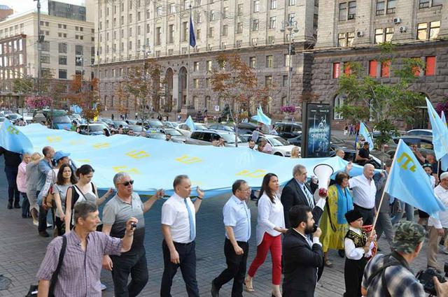 День крымскотатарского флага отметили праздничным шествием в центре столицы 11 День крымскотатарского флага отметили праздничным шествием в центре столицы 11