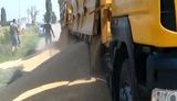 Водителю фуры с перегрузом не удалось "договориться", и он высыпал зерно на обочину. Его ждет максимальный штраф. ВИДЕО+ФОТО