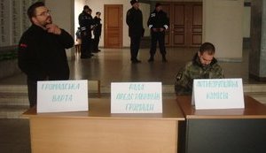 Сторонники Милобога остаются на первом этаже мэрии Кривого Рога. ФОТОрепортаж