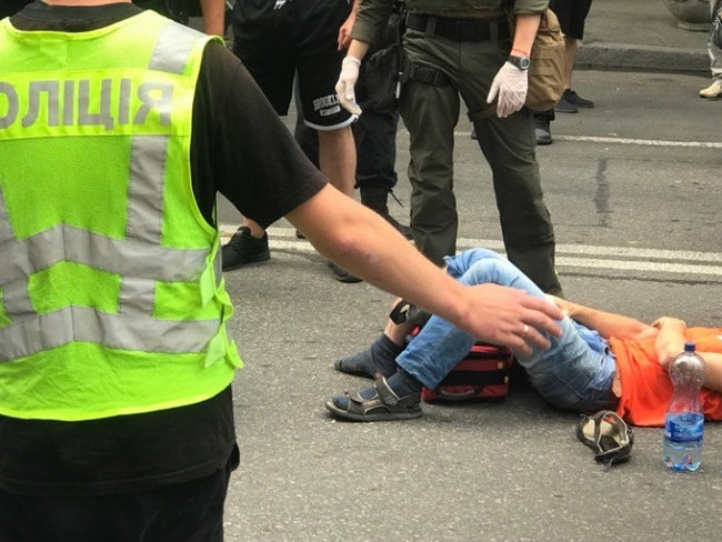 Женщина на Nissan сбила митингующего под Радой: мужчина получил перелом ноги 01