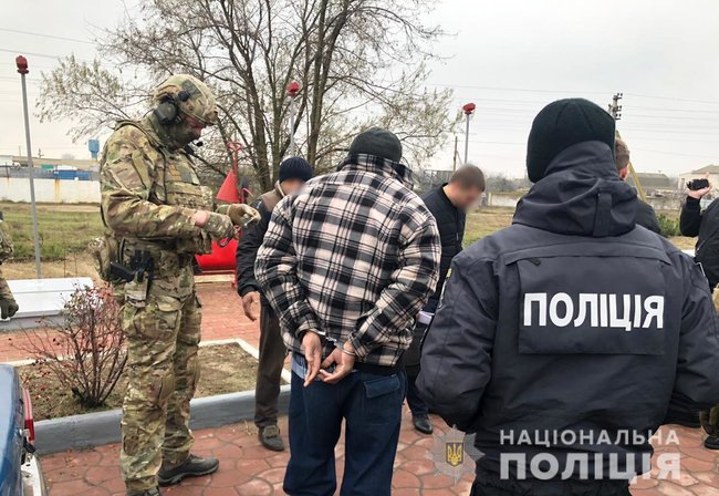 Правоохранители обезвредили этническую ОПГ, вымогавшую несуществующие долги и державшую в страхе райцентр Херсонщины 01