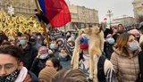 Парень на акции за Навального копирует рогатого "шамана" QAnon, штурмовавшего Капитолий США. ФОТО