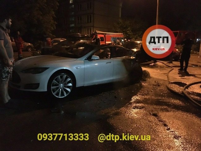 Невідомі в Києві підпалили Теслу Богдана, - ЗМІ 03