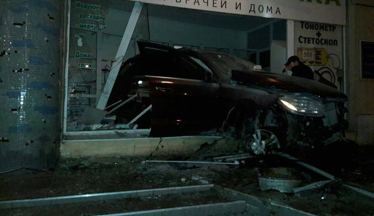 Drunk Mercedes driver crashed storefront in Odesa while fleeing from police. PHOTOS
