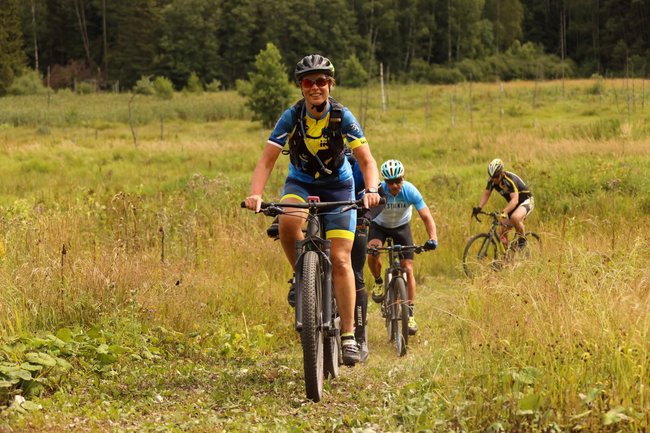 Президент Естонії Кальюлайд на велосипеді проінспектувала кордон із РФ 05