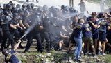 "Нацкорпус" и "Нацдружины" подрались с полицией на стройплощадке в Киеве. ВИДЕО+ФОТО