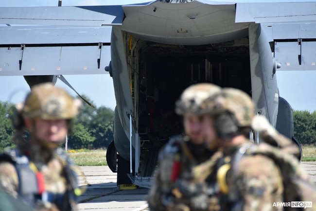 Украинские спецназовцы отработали десантирование с американского самолета МС-130 07
