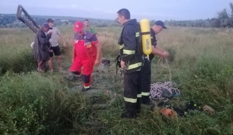 На Одещині в 10-метровий колодязь зі сміттям впали батько і його 9-річний син: обидва загинули. ФОТОрепортаж