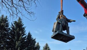 Памятник Петру I демонтировали в Полтаве: громада избавляется от российских имперских маркеров. ФОТОрепортаж