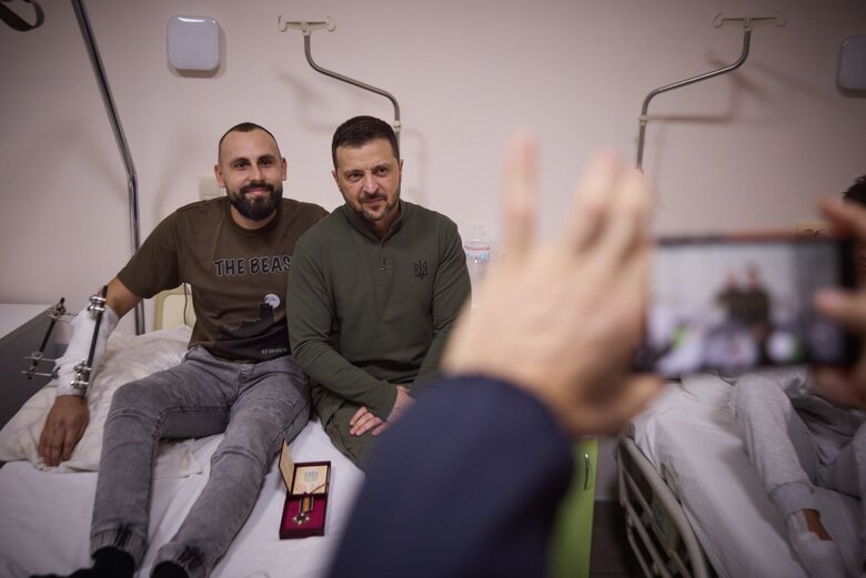 Зеленський в Ужгороді відвідав поранених та вручив нагороди