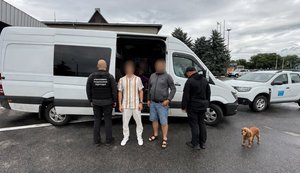 В спальном месте водитель прятал пассажира: на Буковине разоблачили организатора незаконной переправки людей. ФОТО