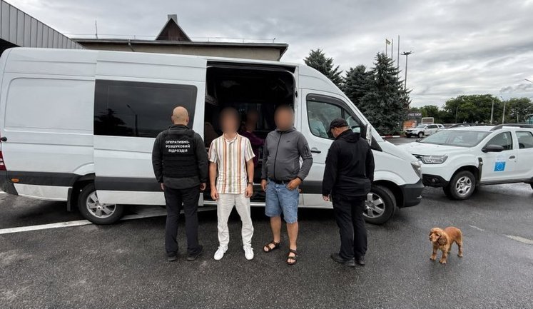В спальном месте водитель прятал пассажира: на Буковине разоблачили организатора незаконной переправки людей. ФОТО