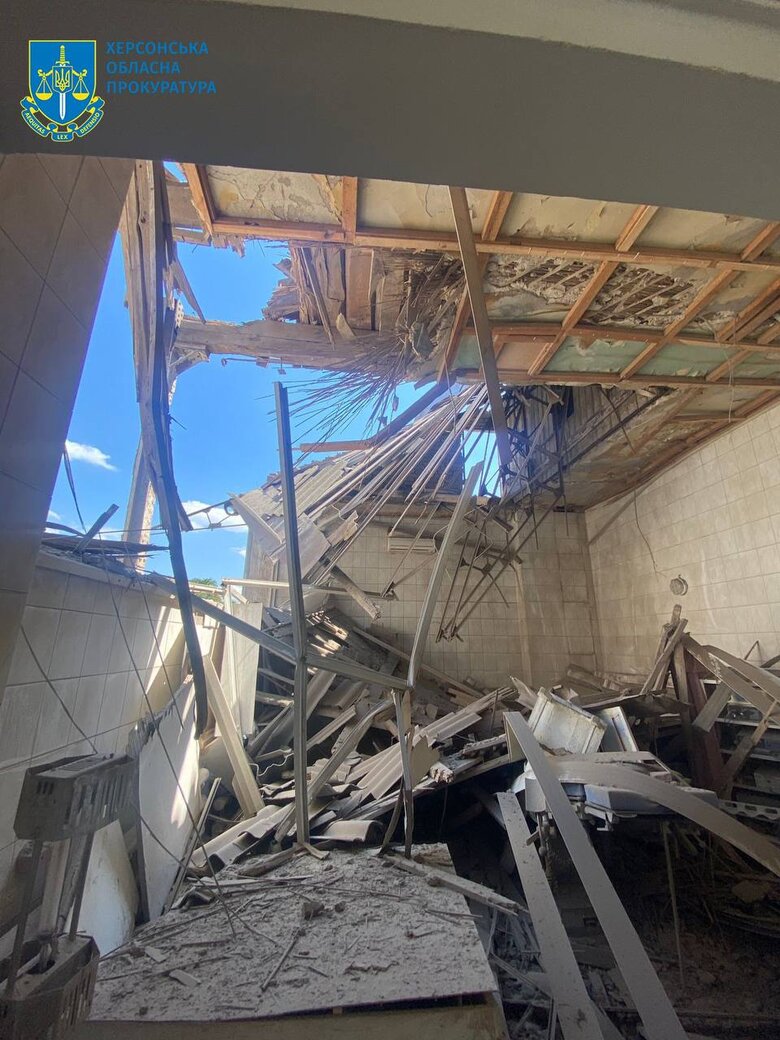 Enemy hit hospital in Kherson, doctor was killed and nurse was wounded 04