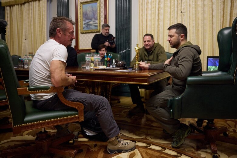 Зеленський зустрівся із популярним американським актором Шоном Пенном - говорили про підтримку України та відвідали Алею сміливості в Києві 02 Зеленський зустрівся із популярним американським актором Шоном Пенном - говорили про підтримку України та відвідали Алею сміливості в Києві 02