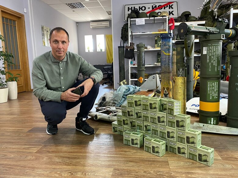 Директор Мультиплекса Романчук показал закупленные для военных лазерные дальномеры 01