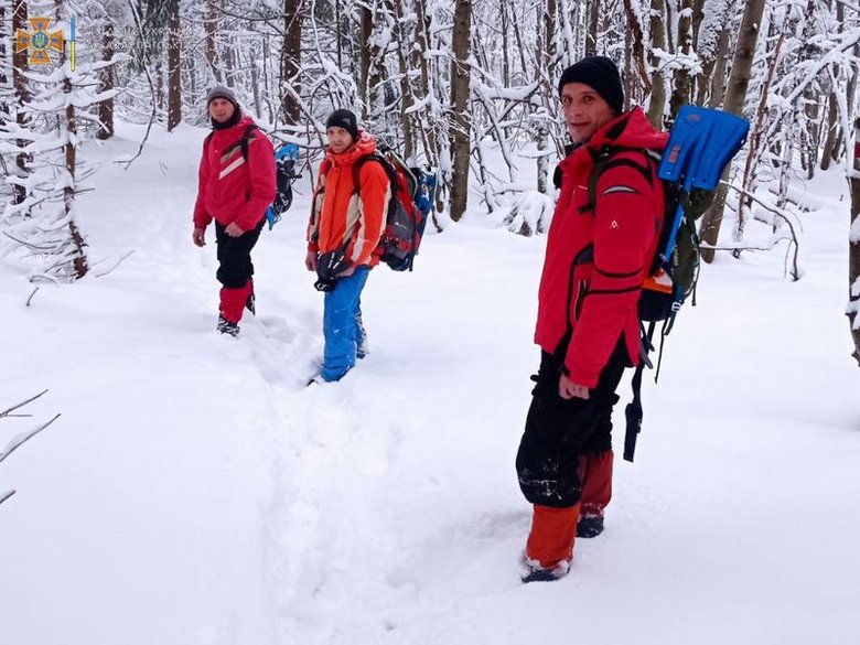 Спасатели, полицейские и волонтеры третьи сутки ищут в Закарпатье мужчину, который катался на снегоходе и заблудился 01