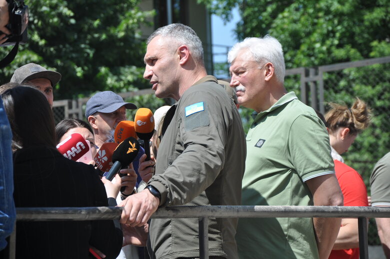 Нічна російська атака на Київ: У будинку в Голосіївському районі пошкоджено 12 квартир 37