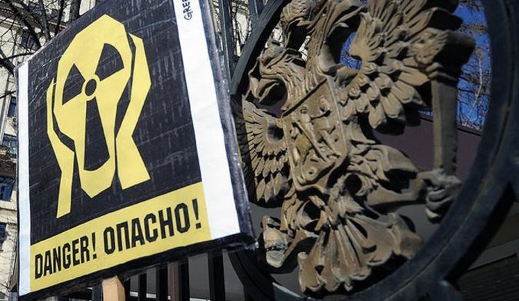 Три десятка активистов Greenpeace, задержанных в России, отправили поездом в Петербург. ФОТОрепортаж