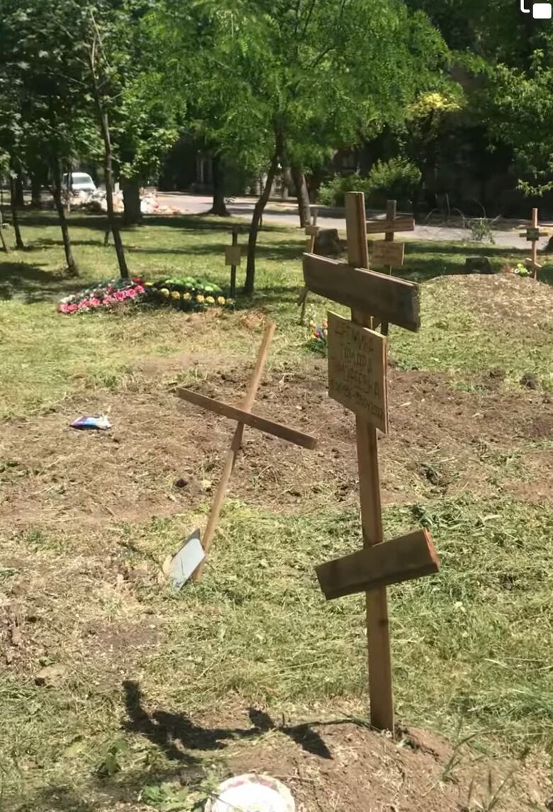 New burials appear in yards of Mariupol every day, - Andryushchenko 02