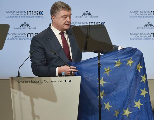 Порошенко, виступаючи на Мюнхенській конференції, продемонстрував прапор Євросоюзу, привезений з Авдіївки 01