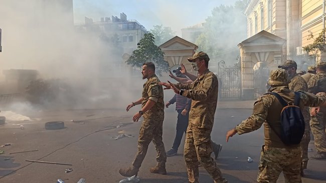Столкновения митингующих с правоохранителями на акции Остановим капитуляцию под Офисом Президента 21