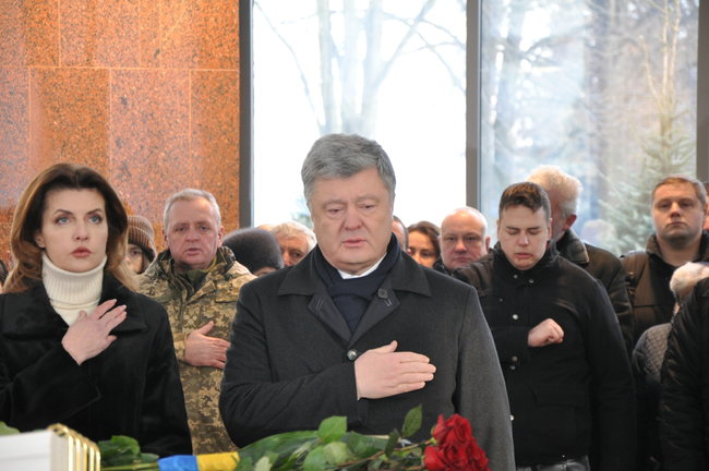 Порошенко: На вышке ДАПа будет развиваться украинский флаг, который киборги поднимали под пулями и снарядами 27