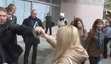 Охрана Азарова и его массажиста побила телефоны журналистке и общественному активисту. ВИДЕО