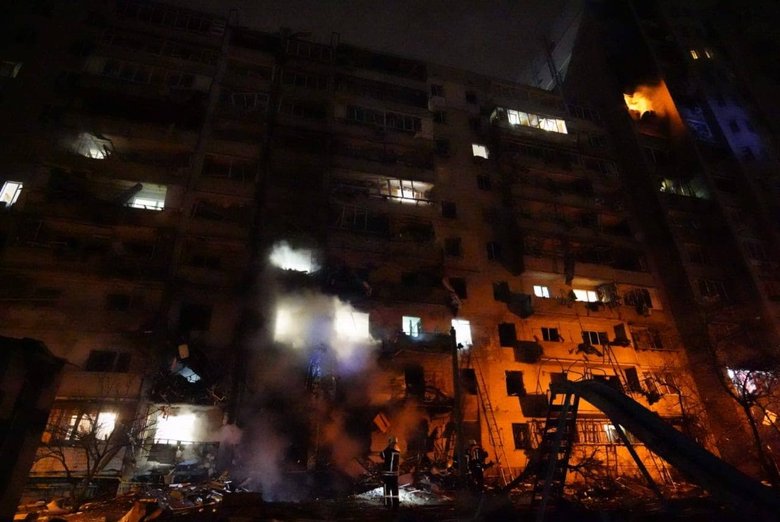Влучення ВНП військ РФ у багатоповерхівку в Києві: 8 людей травмовано, 20 врятовано, 150 евакуйовано, є загроза руйнування будинку 03