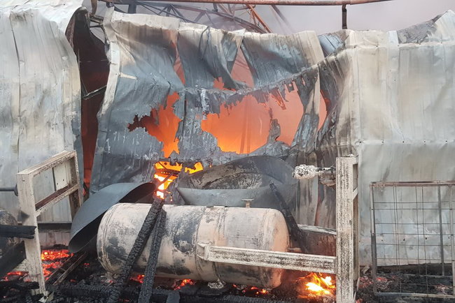 Рятувальники упродовж ночі гасили масштабну пожежу на складі гумових виробів на Харківщині, - ДСНС 04