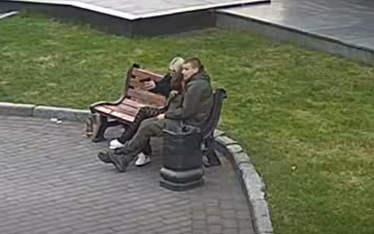 Дівчина влаштувала стрілянину на площі в Луцьку: куля розбила вікно тролейбуса. ВIДЕО