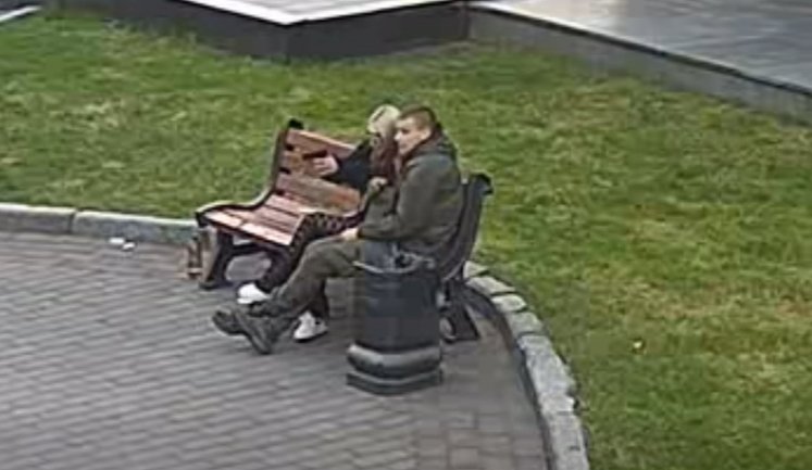 Дівчина влаштувала стрілянину на площі в Луцьку: куля розбила вікно тролейбуса. ВIДЕО