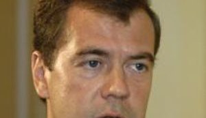 Журналисты разглядели на шее Медведева целительное наноожерелье. ФОТО