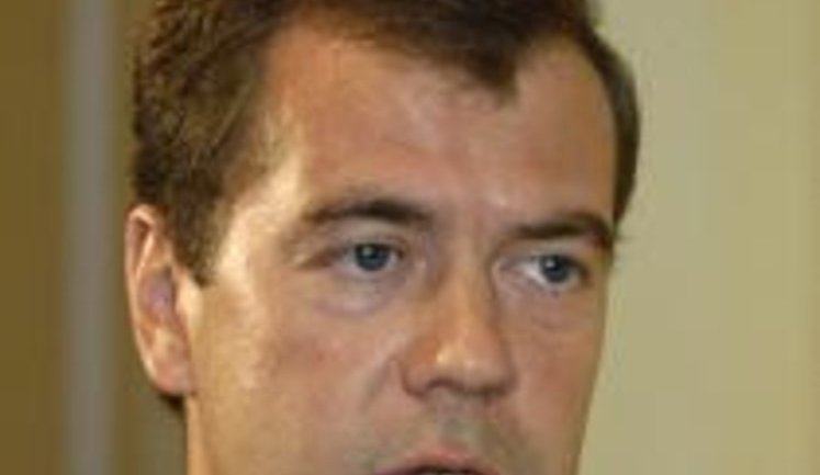 Журналисты разглядели на шее Медведева целительное наноожерелье. ФОТО