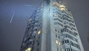 Нічна атака дронів на Київ: ліквідовано пожежу у Голосіївському районі, пошкоджено багатоповерхівку (оновлено). ФОТОрепортаж