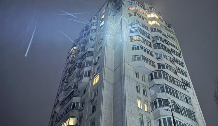 Нічна атака дронів на Київ: ліквідовано пожежу у Голосіївському районі, пошкоджено багатоповерхівку (оновлено). ФОТОрепортаж