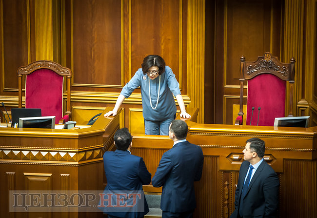 Нардеп Вознюк обговорює з Зіронькою готель на літо, поцілунки Бахтєєвої з Шурмою і Кожемякіним, Ірина Луценко з гранатами і листування Воропаєва із Заружко щодо голосування, - день роботи ВР 5 квітня 03