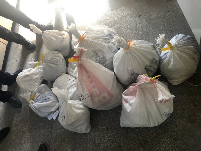 В автобусі, що прямував до Угорщини, виявлено 111 кг контрабандного бурштину, - Держприкордонслужба 04