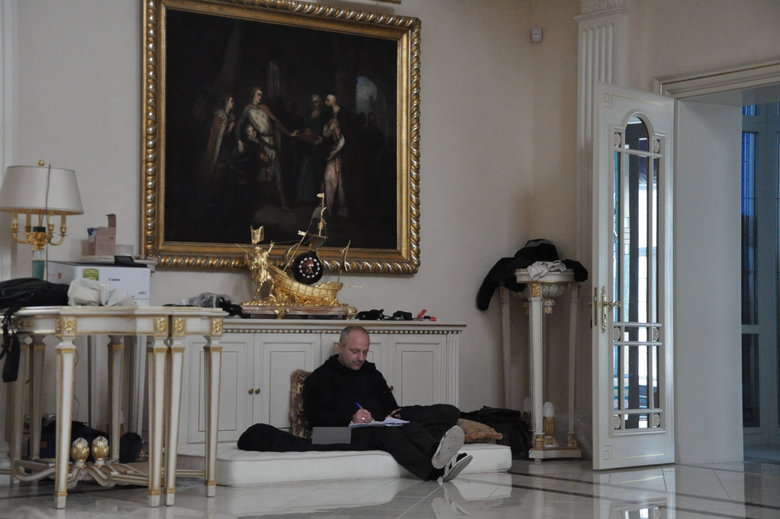 Штаб військових медиків Першого добровольчого мобільного шпиталю в маєтку Пінчука 09