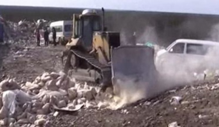23 тонны сухого молока из Финляндии раздавили бульдозером в Ленинградской области РФ. ВИДЕО